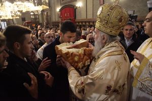 (KURIR TV, FOTO) ĐOKOVIĆ SLAVI ARANĐELOVDAN: Novak  u Sabornoj crkvi sekao slavski kolač