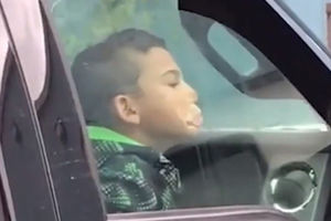 (VIDEO) Klinja ostao sam u autu, pa otkrio blesav način za ubijanje dosade