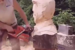 (VIDEO) MUŠKARAC POKAZAO NEVEROVATNO UMEĆE: Uzeo je testeru u ruke, od drveta napravio lik Elvisa Prislija, a rezultat je fascinantan!