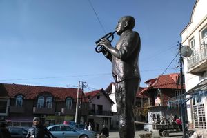 OVO JE VANDALIZAM: Protest u Vranju zbog srknavljenja spomenika majstoru trube!