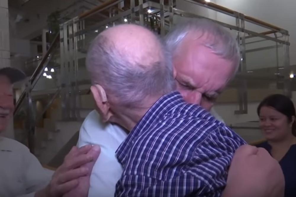 (VIDEO) SUSRET KOJI JE RASPLAKAO CEO SVET: Dekica (102) mislio da su mu svi nastradali u holokaustu, a danas je najzad sreo svog izgubljenog rođaka