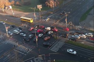 (FOTO) LUDILO NA RASKRSNICI U NOVOM BEOGRADU: Ne radi semafor kod Crvenkape! Vozači kao muve bez glave, ne zna se kud ko ide!