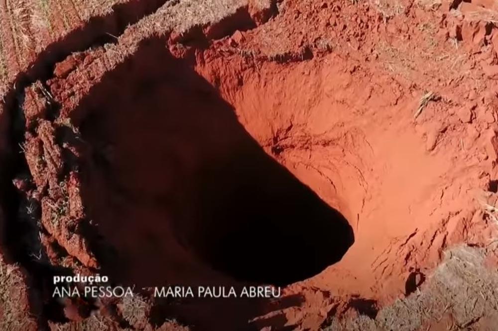 (VIDEO) LJUDI STRAHUJU DA ĆE PROPASTI U ZEMLJU: Jeziva rupa bez dna otvorila se preko noći na njivi u Brazilu