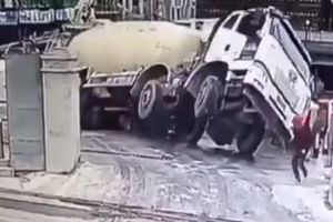 (VIDEO) Kamion upada u duboki ponor! Stravična scena sa gradilišta u Kini