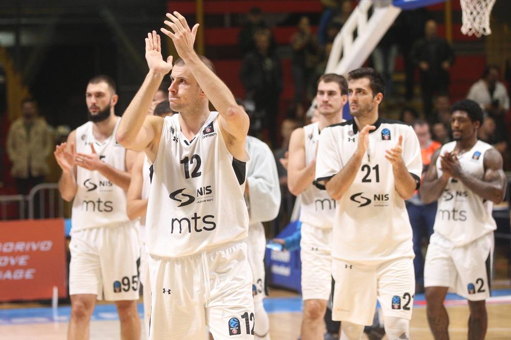 (FOTO) CRNO-BELA PORODICA NA OKUPU: Pogledajte kako su košarkaši Partizana slavili pobedu fudbalera