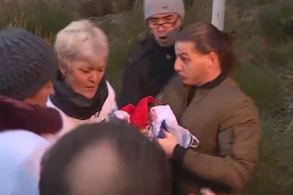 (VIDEO) VOLI DA UNIŠTAVA SRPSKE SVETINJE: Evo ko je žena koja je pokušala da otme srpsku zastavu ispred Haškog tribunala