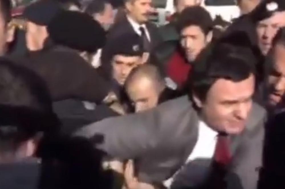(VIDEO) OVAKO JE IZGLEDALO HAPŠENJE KURTIJA I NJEGOVIH KOLEGA: Poslanici kosovskog parlamenta privedeni zbog bacanja suzavca u skupštini