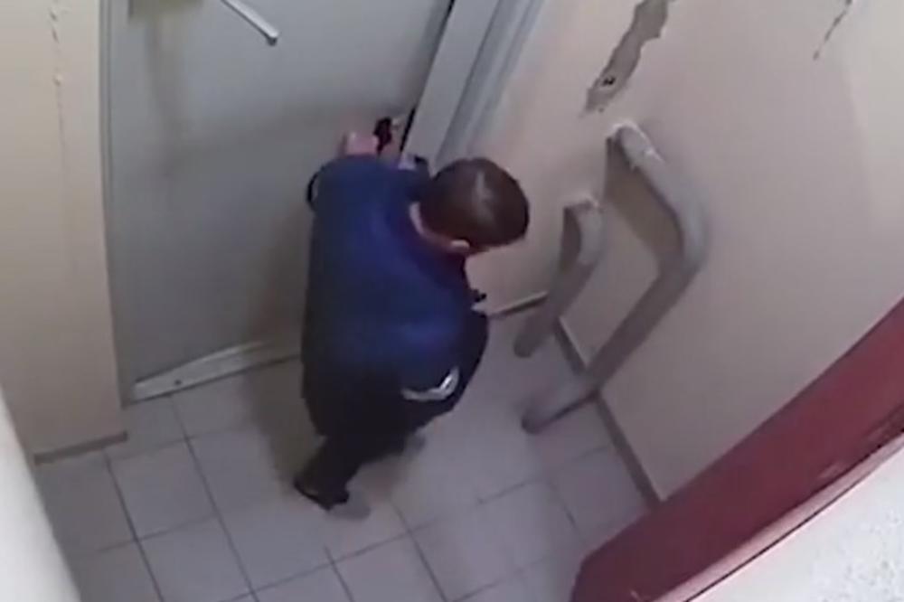 (VIDEO) TRI SATA SE MUČIO: Snimak pijanog Rusa koji razvaljuje vrata iznenadio je i njega samog!