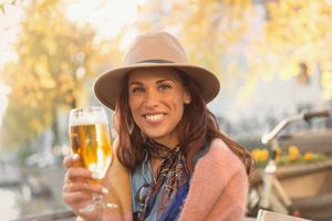 BUDITE LEPE I ZDRAVE: 7 razloga zbog čega bi žene trebalo često da piju pivo