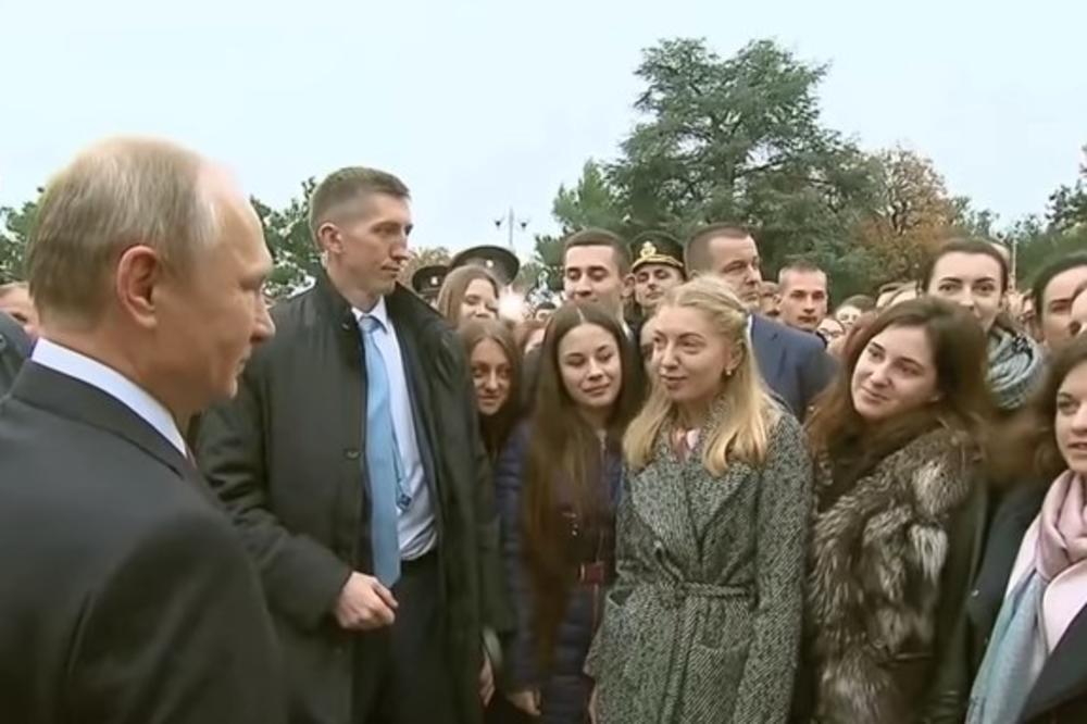 (VIDEO) KAD PUTIN OBEĆA: Na otkrivanju spomenika caru Aleksandru III, ruski predsednik usrećio studentkinju novinarstva