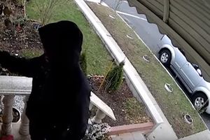 (VIDEO) ŠOKANTAN SNIMAK PLJAČKE: Lopovi se predstavili kao dostavljači, pa slučajno upucali vlasnika kuće
