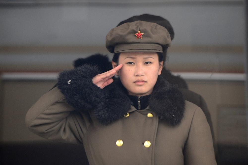 (FOTO) JEDNA FOTOGRAFIJA OTKRIVA UŽASNU TAJNU KIMOVE VOJSKE: Evo šta bi lider Severne Koreje da sakrije od sveta!