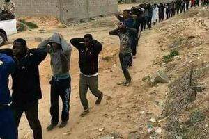 (UZNEMIRUJUĆE) NOVE ŠOKANTNE FOTOGRAFIJE OSVANULE NA INTERNETU: Ovo je dokaz da ljude muče, ubijaju i prodaju kao robove u Libiji