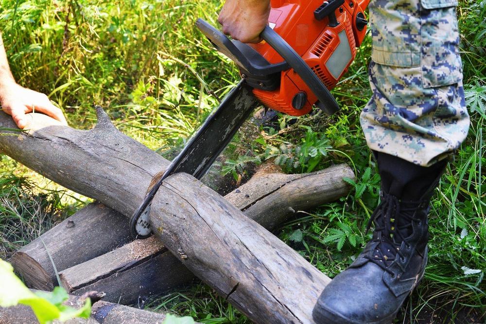 MUŠKARAC POGINUO DOK JE SEKAO DRVA: Tragedija u Kozarskoj Dubici, seča stabla se završila kobno