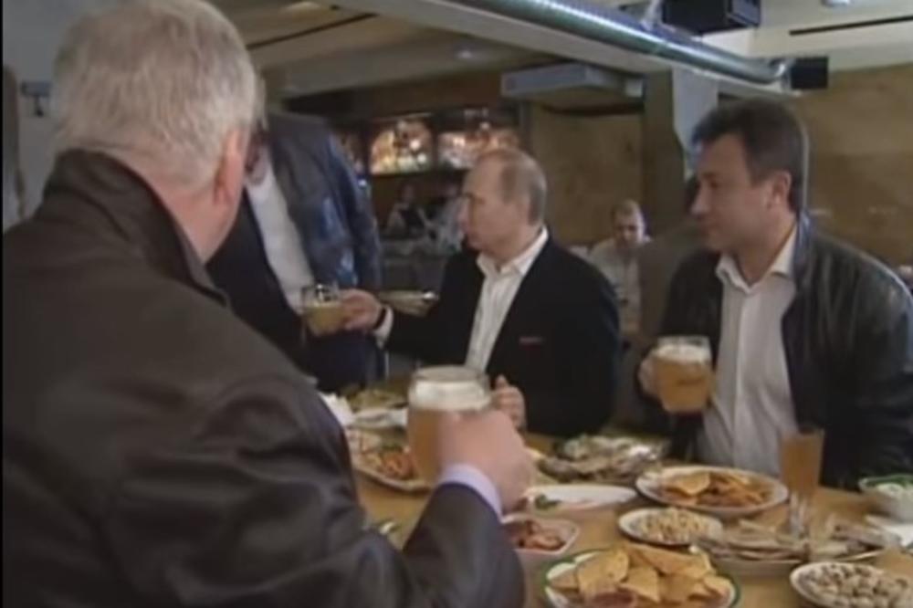 (VIDEO) ZAPALIO INTERNET: Ovako to izgleda kad Vladimir Putin ode s prijateljima u kafić