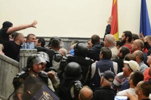 POČELA HAPŠENJA ZBOG NASILJA U SOBRANJU: Iza rešetaka bivši makedonski ministar policije