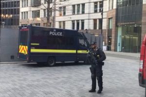 (VIDEO) PANIKA U CENTRU LONDONA: Hitna evakuacija Kule Gerkin i biznis jezgra zbog sumnjivog vozila
