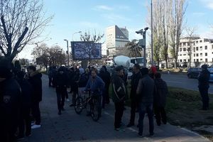POVIŠENA BEZBEDNOST U SKOPLJU: Nekoliko stotina građana protestuje pred Krivičnim sudom na poziv VMRO-DPMNE