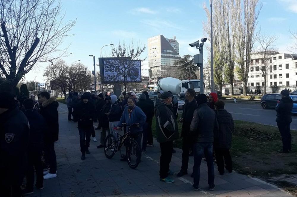 POVIŠENA BEZBEDNOST U SKOPLJU: Nekoliko stotina građana protestuje pred Krivičnim sudom na poziv VMRO-DPMNE