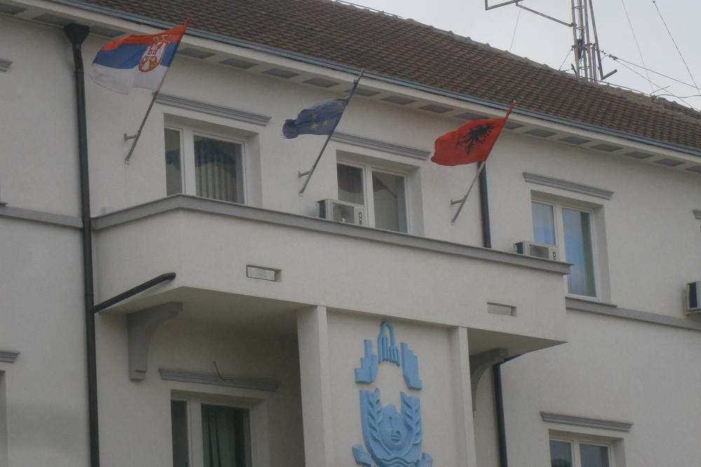 ALBANSKI PRAZNIK DAN ZASTAVE OBELEŽEN I NA JUGU SRBIJE: U Bujanovcu i Preševu uz srpsku istaknute i albanske zastave