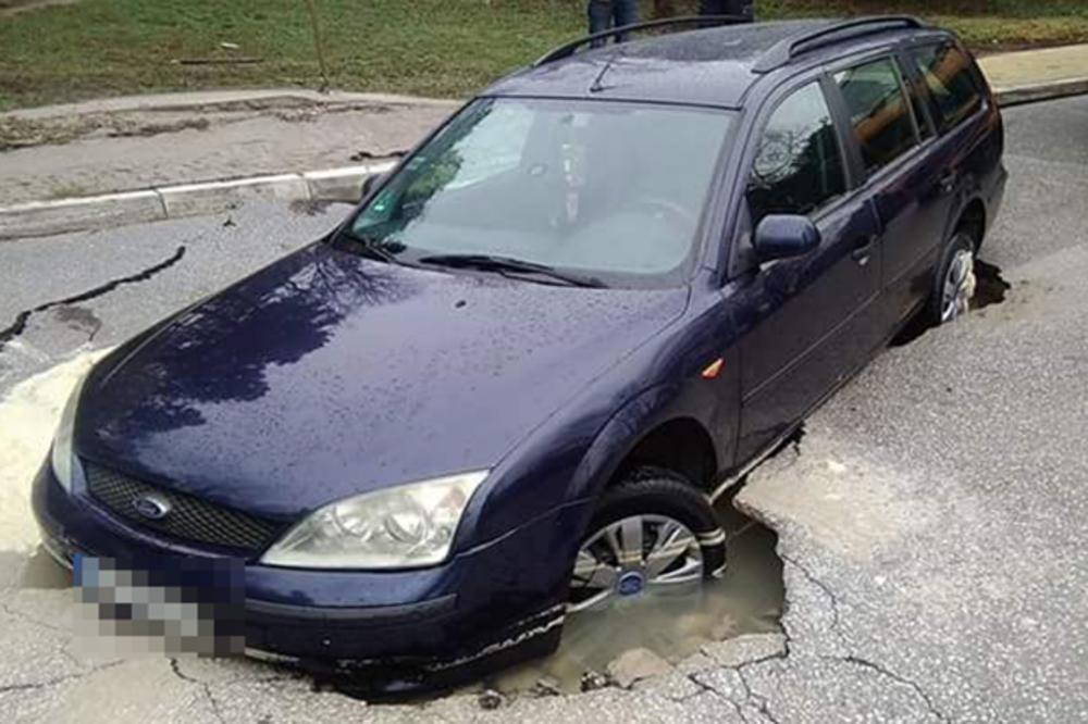 (FOTO) HAOS NA DEDINJU: Automobil propao kroz asfalt!