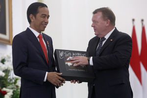 POGODIO GA U DUŠU: Poklon premijera Danske raspametio predsednika Indonezije, zagriženog metalca