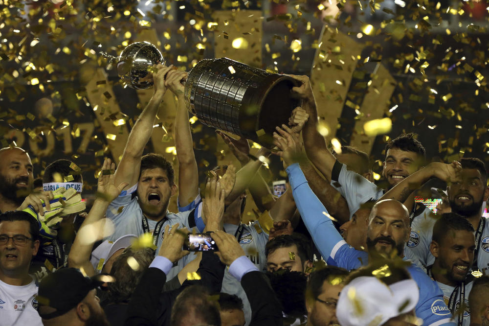 (VIDEO) GREMIO JE VLADAR JUŽNE AMERIKE: Brazilski klub slavio usred Buenos Arjesa i posle 22 godine osvojio Kopa Libertadores