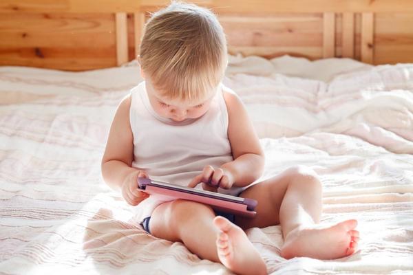 Beba ispred ekrana: Sve negativne posledice preranog korišćenja telefona i tableta