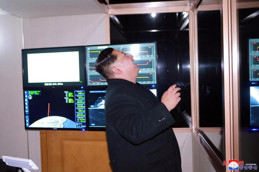 (FOTO) KIM GLEDA I NE TREPĆE: Ovako je lider Severne Koreje reagovao na lansiranje rakete!