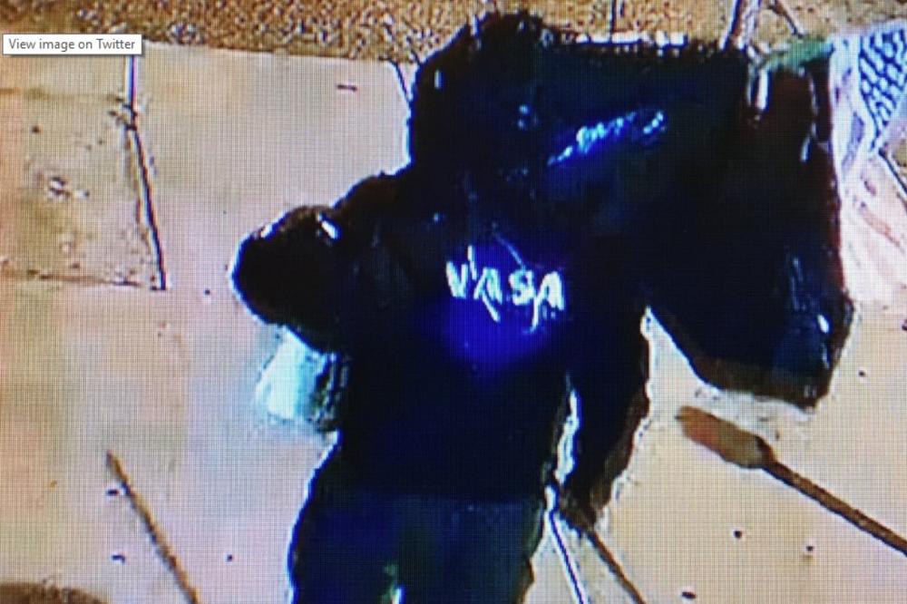 (FOTO) ŠOKANTNE PORUKE ISPRED DŽAMIJE: Obukao jaknu NASA pa muslimanima rekao  ovo