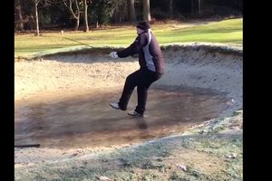 (VIDEO) Golf na ledu? Probao da izmisli novi sport i debelo se pokajao!