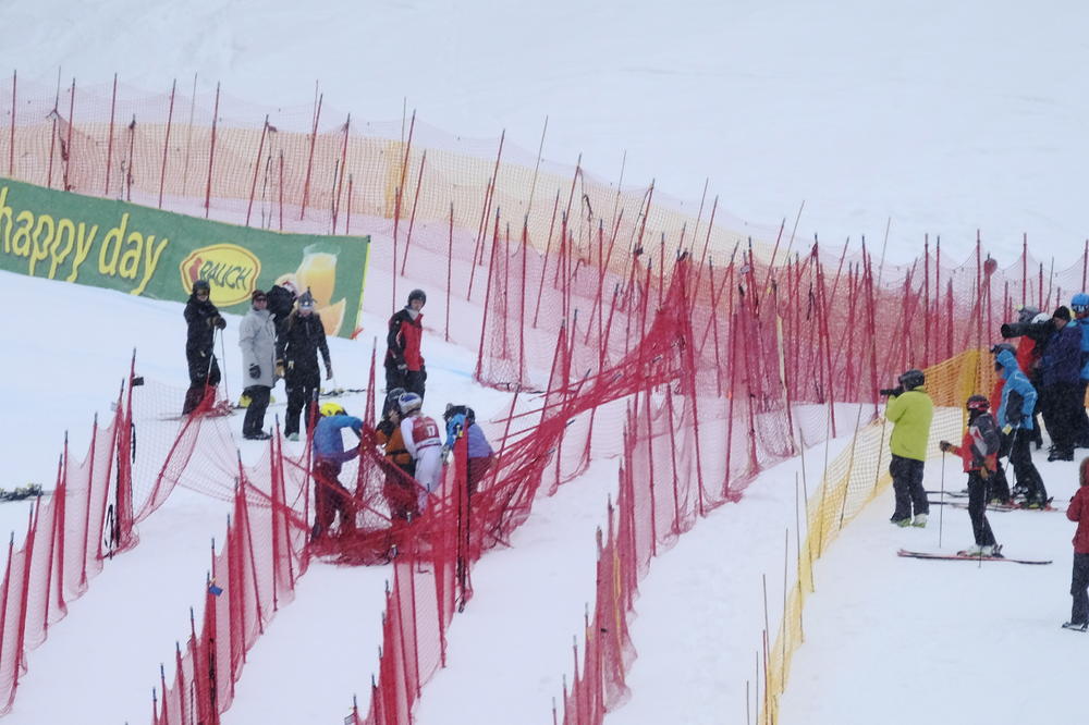 (UZNEMIRUJUĆI VIDEO) LINDZI VON SE PONOVO SLUPALA: Američka skijašica pala pri velikoj brzini i probila tri zaštitne ograde