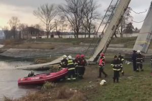 (VIDEO) DRAMA U PRAGU: Srušio se pešački most, izvučene 4 osobe, ronioci još tragaju za žrtvama!