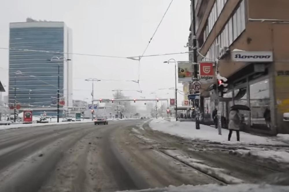 (VIDEO) POČELE ZIMSKE RADOSTI: Provozajte se ulicama zavejanog Sarajeva!