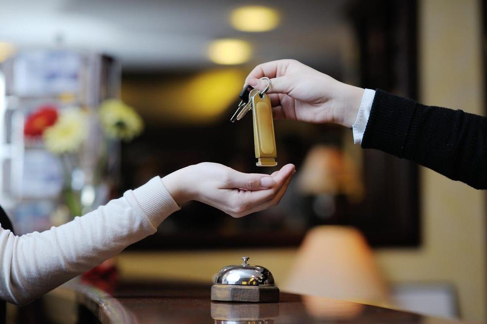 Hotel, recepcija, recepcioner, hotelski ključ