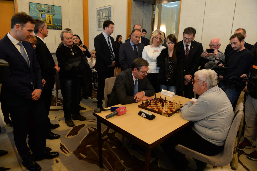 (FOTO) KADA HOĆE, ČOVEK MOŽE SVE! Vučić odigrao šah sa majstorom Saveza slepih, a evo ko je koga matirao!