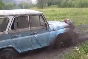 (VIDEO) TOTALNI SVINJAC! Ništa gore nego kad auto stane u blatu, a treba ga pogurati!