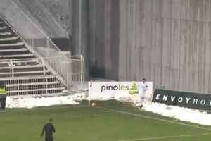 (VIDEO) ZABAVA NA BANOVOM BRDU: Navijači Zemuna grudvama zasuli fudbalere Čukaričkog, nisu dozvolili da se izvede korner