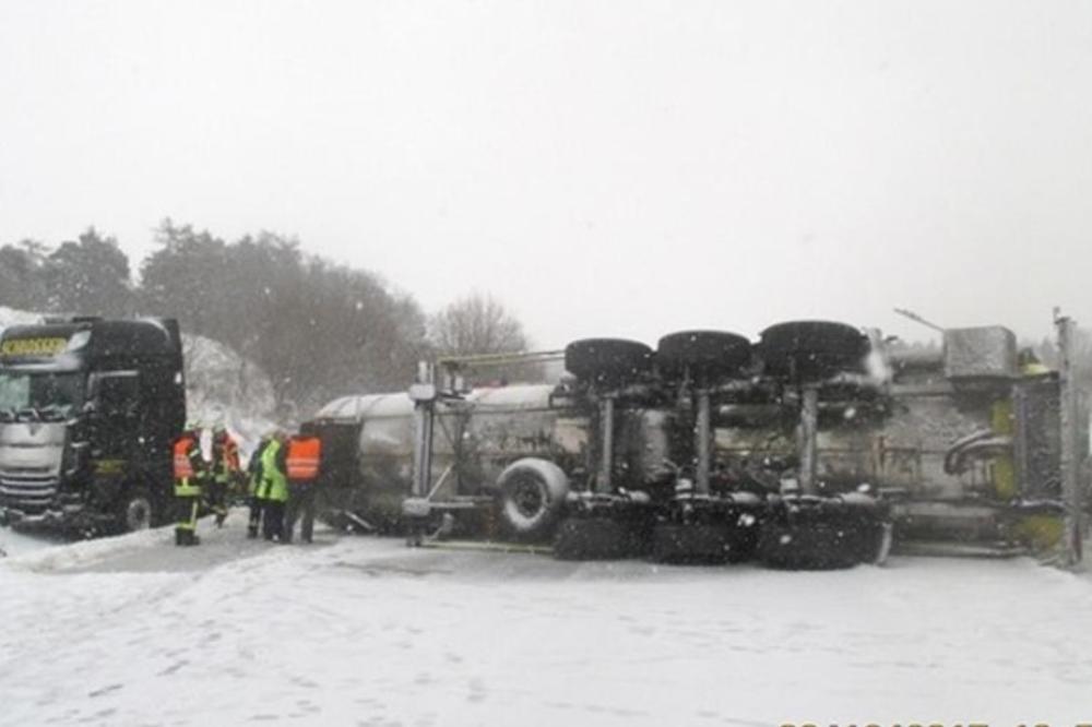 HRVAT NAPRAVIO HAOS NA AUTO-PUTU U NEMAČKOJ: Prevrnuo se šleperom, saobraćaj blokiran 13 sati!