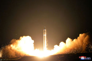 (FOTO) JEDAN DETALJ OTKRIVA KIMOVU NAJVEĆU TAJNU?! Stručnjaci na fotografijama lansiranja rakete primetili nešto šokantno!