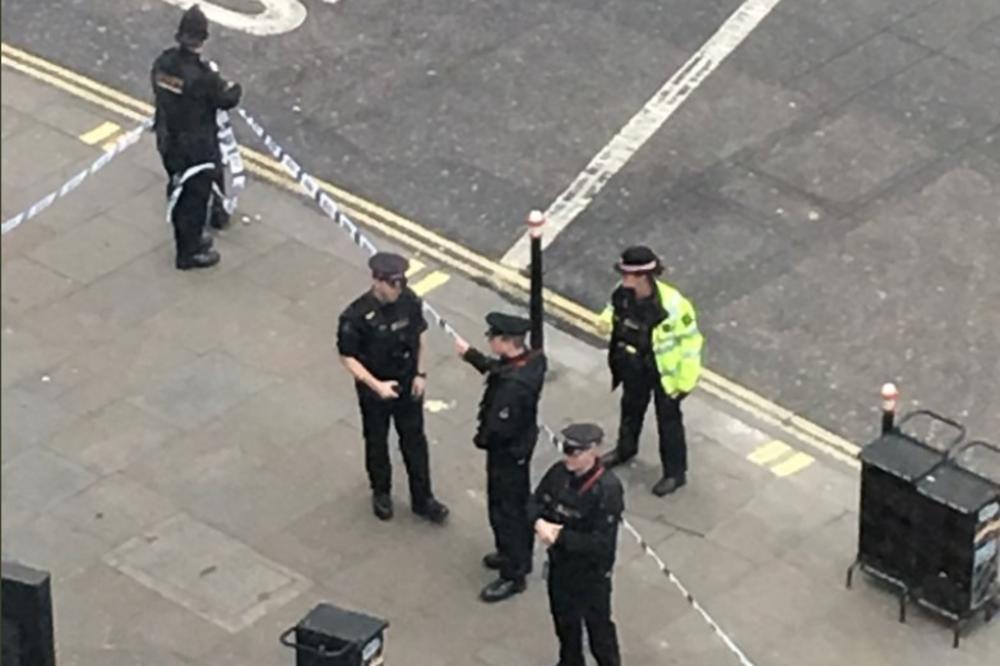 (FOTO) PANIKA U LONDONU: Blokiran ceo kvart zbog sumnjivog paketa!