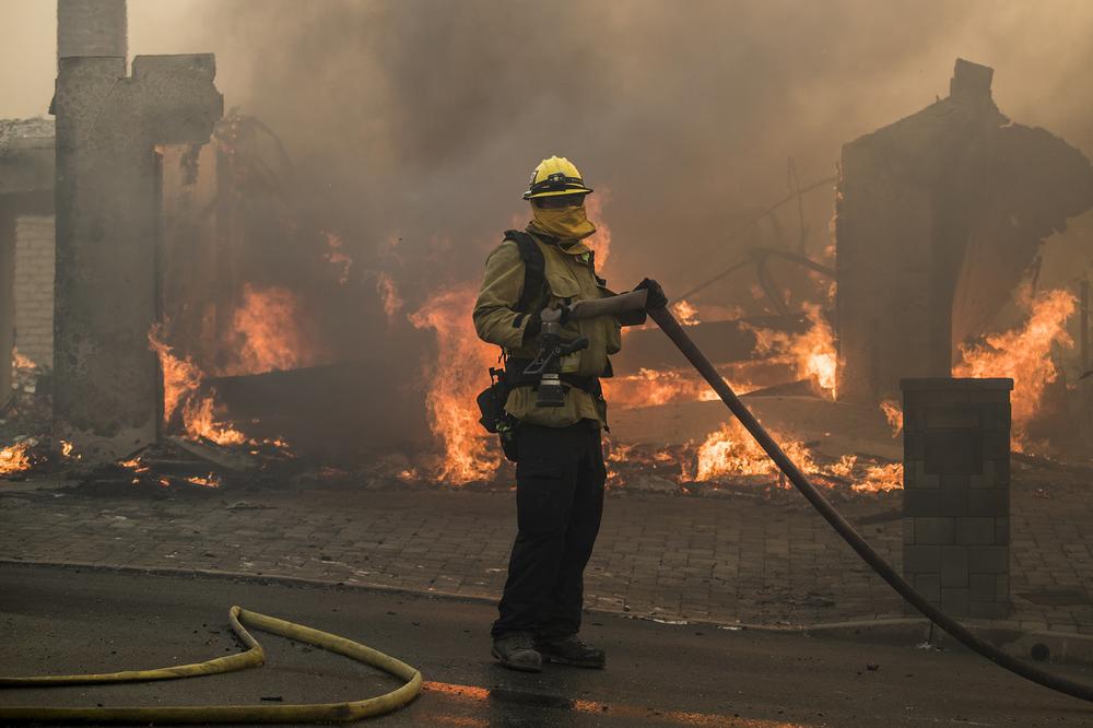 (VIDEO) NAREĐENA HITNA EVAKUACIJA: Kalifornija u plamenu, najgori požar stiže čak do obale okeana!