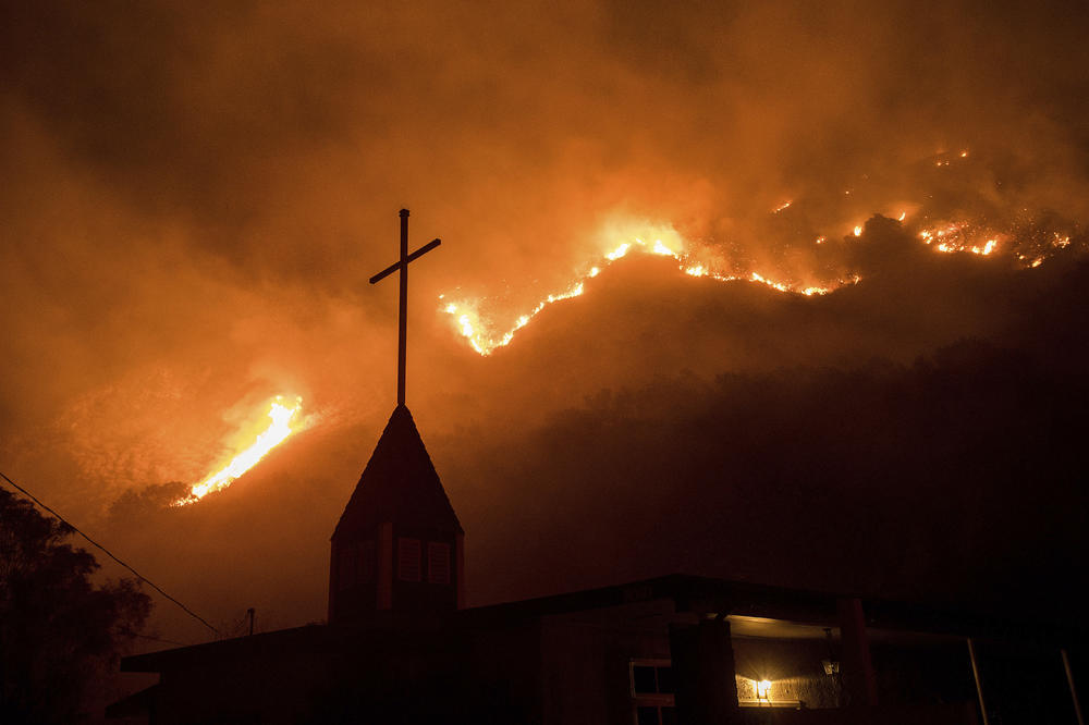 (VIDEO) ČEKA IH PAKLENI BOŽIĆ: Požari u Kaliforniji uništili 1.000 kuća, kraj se ne nazire!