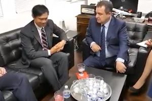 (VIDEO) E, SAD! PA NIJE VALJDA VAMA GORE NEGO MENI, JA IMAM IZBORE! Pogledajte razgovor Dačića sa Trampovim diplomatom!