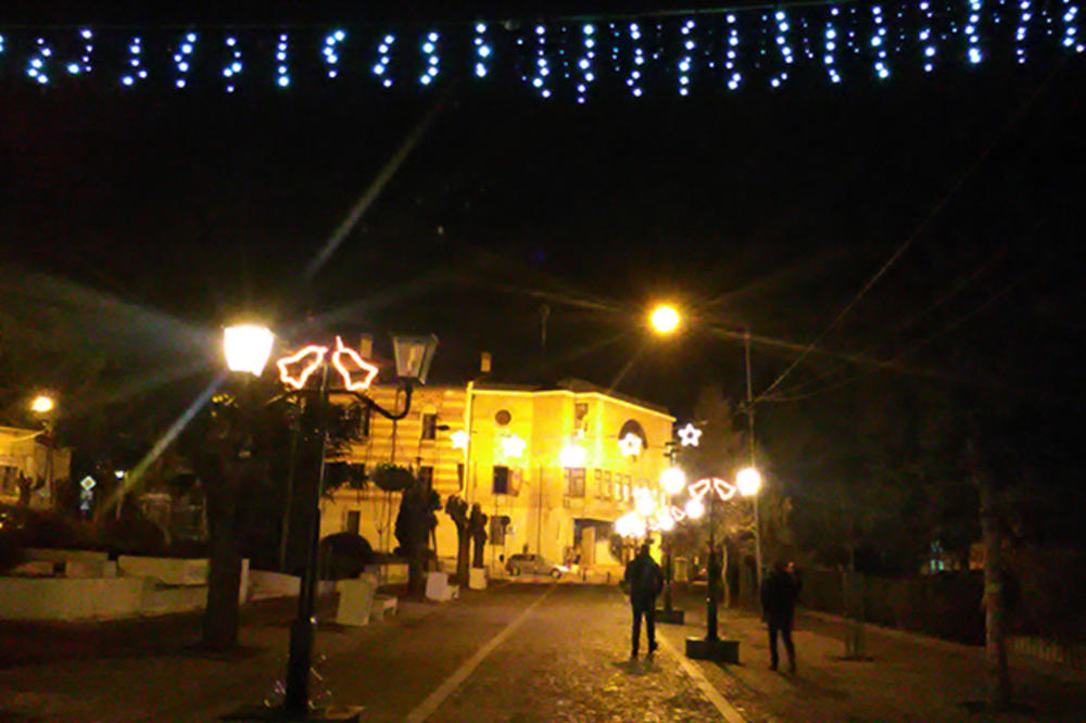 VRANJE U NOVOGODIŠNJEM RUHU: Počelo postavljanje rasvete i ukrasa