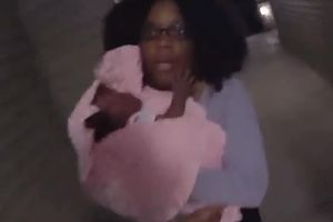 (VIDEO) BEBA SE GUŠI, A POLICAJAC STIŽE U POSLEDNJI ČAS! Dramatični snimak spasavanja novorođenčeta!
