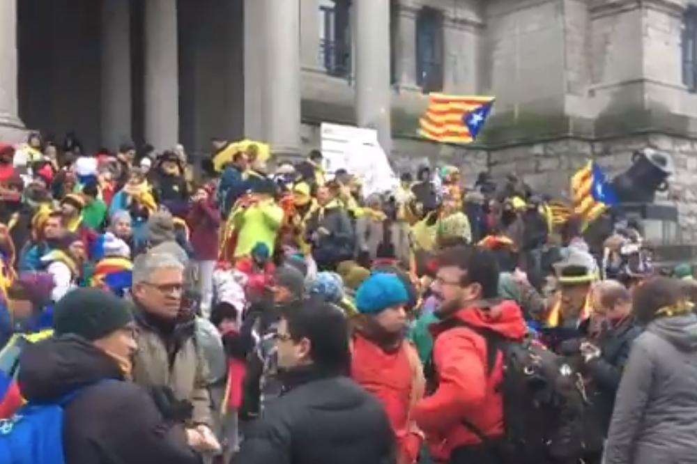 (VIDEO) BORBA ZA NEZAVISNOST SE NASTAVLJA: Hiljade demonstranata doputovalo iz Španije u Brisel da podrži Puđdemona