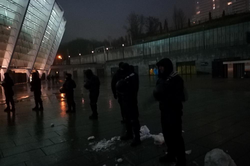(KURIR TV) DOČEK ZA CRNO-BELE: Specijalci ispred Olimpijskog stadiona u Kijevu sačekali fudbalere Partizana