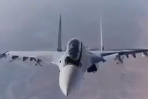(VIDEO) LUDAK ILI MAHER? Pilot ruskog lovca rizikuje život zarad dobrog zezanja!