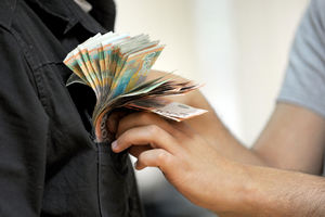 NOVOSAĐANKI OBILI AUTO: Iz tašne uzeli novac i karticu, pa podigli pare na bankomatu